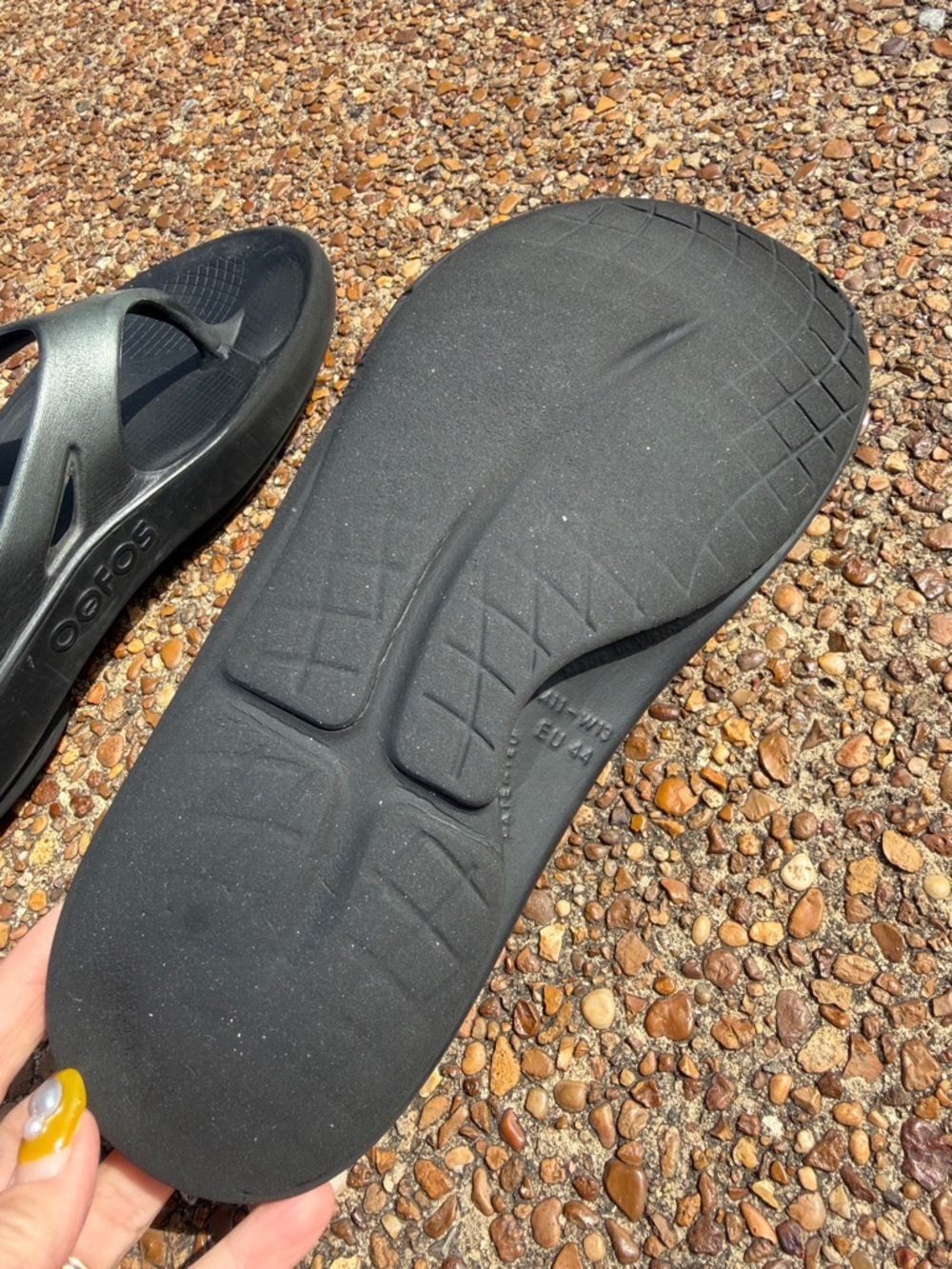 Mens Size 11 OOFOS Black and Gray Flip Flop Sandals - Picture 5 of 16